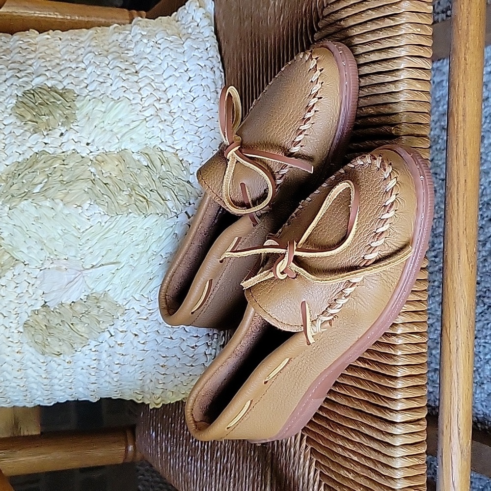 NWOT,  Minnetonka Women's Moosehide Classic,  size 9.5